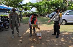 Warga Palembang Pilih Bersih-Bersih Ketimbang Didenda saat Terjaring Operasi Yustisi<