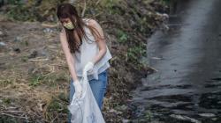 Tak Pakai Masker, Perempuan Ini Masuk ke Sungai dan Pungut Sampah