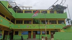 Diterjang Angin Puting Beliung, Atap Sekolah di Medan Hancur