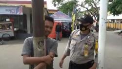 Tak Pakai Masker, Puluhan Warga di Cilegon Dihukum Peluk Tiang Telepon