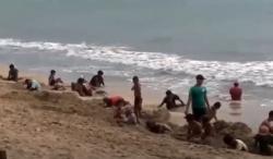 Warga Carita dan Anyer Berburu Perhiasan Emas di Pinggir Pantai