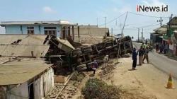 Video Truk Terguling Hantam 4 Rumah di Jalur Wisata Gunung Bromo