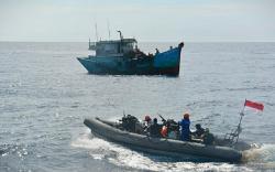 KRI Usman Harun-359 Tangkap 2 Kapal Ikan Vietnam di Natuna Utara