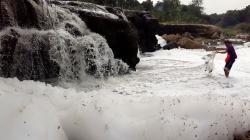 Wisata Curug Parigi Bekasi Tercemar Limbah, Air Berbusa dan Bau
