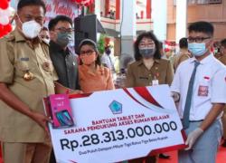 Gubernur Olly Serahkan Bantuan Tablet Senilai Rp28 Miliar bagi Siswa Kurang Mampu