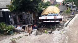 Detik-Detik Truk Semen Masuk Rumah Warga di Cianjur, 2 Motor Terlindas