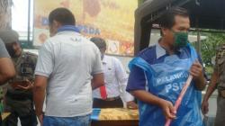 Tak Pakai Masker, Warga Padang Dihukum Sapu Jalan dan Cabut Rumput<