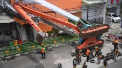 Ekskavator Terguling Timpa JPO di Kampung Melayu