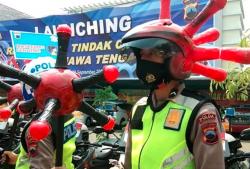 Sosialisasi Prokes, Anggota Polda Jateng Dandan Nyentrik Pakai Helm Virus Corona