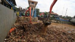 Debit Air Sungai Ciliwung Tinggi, Sampah Menumpuk di Pintu Air Manggarai