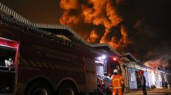 3 Gudang Perabot Rumah Tangga di Margomulyo Jaya Surabaya Terbakar