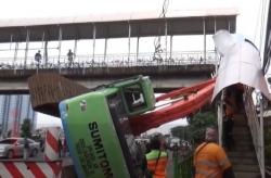 Detik-Detik Evakuasi Eskavator Terguling Timpa JPO di Tebet Jaksel