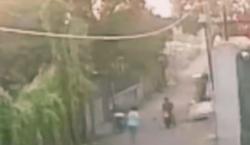 Video Polisi Lumpuhkan Begal Sadis di Medan, Aksi Pelaku Terekam CCTV