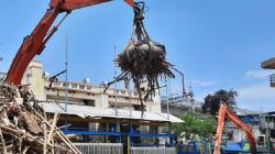 200 Personel dan 57 Truk Dikerahkan Angkut Tumpukan Sampah di Pintu Air Manggarai