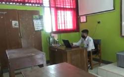 Tak Punya Handphone, Siswa SMA Ini Tetap Semangat Ikuti PTS di Sekolah Sendirian