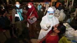 Terjaring Razia, Ratusan Warga Surabaya Jalani Swab Test Covid-19 Massal