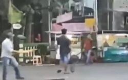 Video Ormas Bentrok Rebutan Lapak Dagang di Bekasi