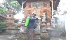 Jelang Hari Raya Kuningan, Puluhan Pura di Denpasar Disemprot Disinfektan<