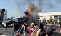 Mobil Truk Pikap Tiba-Tiba Meledak saat Unjuk Kekuatan