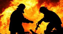 8 Mobil Damkar Dikerahkan ke Lokasi Kebakaran Warung Tongseng di Pondok Labu