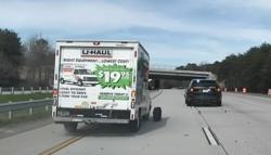 Lari dari Kejaran Polisi, Ban Mobil Boks Ini Copot