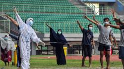 Pasien OTG Covid-19 Olahraga Pagi Bersama di Stadion Patriot Candrabhaga