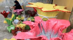 Kreatif, Perajin Ini Buat Vas Bunga dari Limbah Kain Bekas