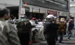 Video Pedagang Pasar Baru Bandung Protes Buka Paksa Pembatas Jalan