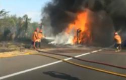 Truk Karet Terbakar di Tol Surabaya-Gempol, Arus Lalin Lumpuh Total