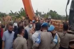 Video Seorang Polisi Menolak Eksekusi Lahan Tol JORR II Tanpa Ganti Rugi di Tangerang