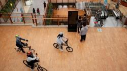 Asyiknya Bersepeda di Dalam Mal Sambil Belanja