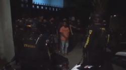 Pesta Miras, Belasan Remaja Kocar-Kacir Masuk Rumah Warga saat Dikejar Polisi