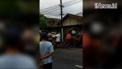 Video 2 Mobil Tabrakan di Sleman, 4 Penumpang Tewas