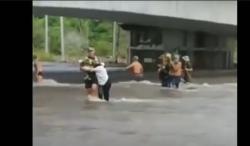 Banjir Bandang Seret 2 Mobil Offroad di Sungai Unda Klungkung