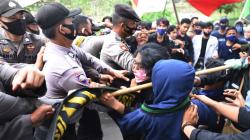  Polisi Bubarkan Paksa Unjuk Rasa HUT Banten yang Anarkistis