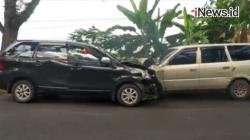 Video 2 Mobil Tabrakan di Pangandaran, 1 Motor Rusak Tersenggol