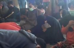 Video Remaja Pelaku Tawuran Dihukum Cium dan Cuci Kaki Ibu di Polsek Palmerah Jakbar