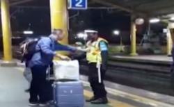 Video WNA Penumpang KRL Tak Pakai Masker Cekcok dengan Petugas Stasiun Gondangdia
