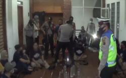 Asyik Pesta Miras saat Reuni SMA, 30 Pria dan 3 Perempuan di Vila Bogor Digerebek