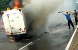 Video Mobil Box Bermuatan Es Batu Ludes Terbakar di Tangerang