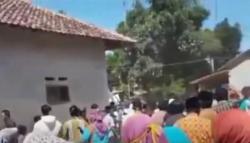 Video Warga Tolak Pemakaman Covid-19, Massa Lempar Petugas dengan Batu