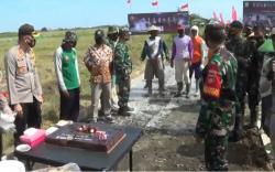 Beri Kejutan HUT ke-75, Kapolres Kendal Bawa Kue ke Sawah Sambangi Dandim 0715