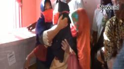 Isak Tangis Keluarga Sambut Kedatangan Jenazah Korban Kecelakaan Kapal di Perairan Malaysia