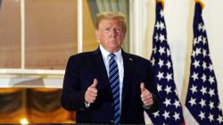 Kembali ke Gedung Putih, Presiden Donald Trump Acungkan 2 Jempol