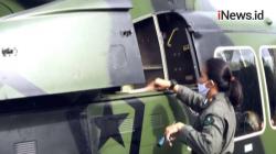 Pilot Cantik Anong, Terbangkan Helikopter Bell 412 Bantu Distribusi Beras ke Wilayah Sungkung