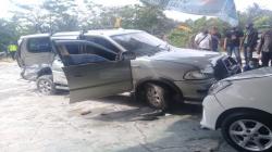 Hilang Kendali, Minibus Hantam 3 Mobil di Pencucian Jalan Imam Bonjol Bangka