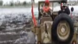 Hendak Menyusuri Sungai, 2 Mobil Offroad di Bali Terseret Banjir Air Bah