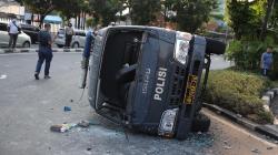 Unjuk Rasa Tolak Omnibus Law, Mobil Polisi Dirusak Massa di Pejompongan