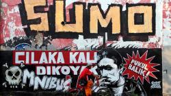 Seniman Surabaya Kritik Pengesahan Omnibus Law Melalui Mural<