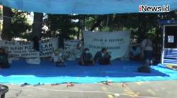 Puluhan Karyawan Hotel di Surabaya Gelar Aksi Dirikan Tenda, Tuntut Upah 7 Bulan Bekerja